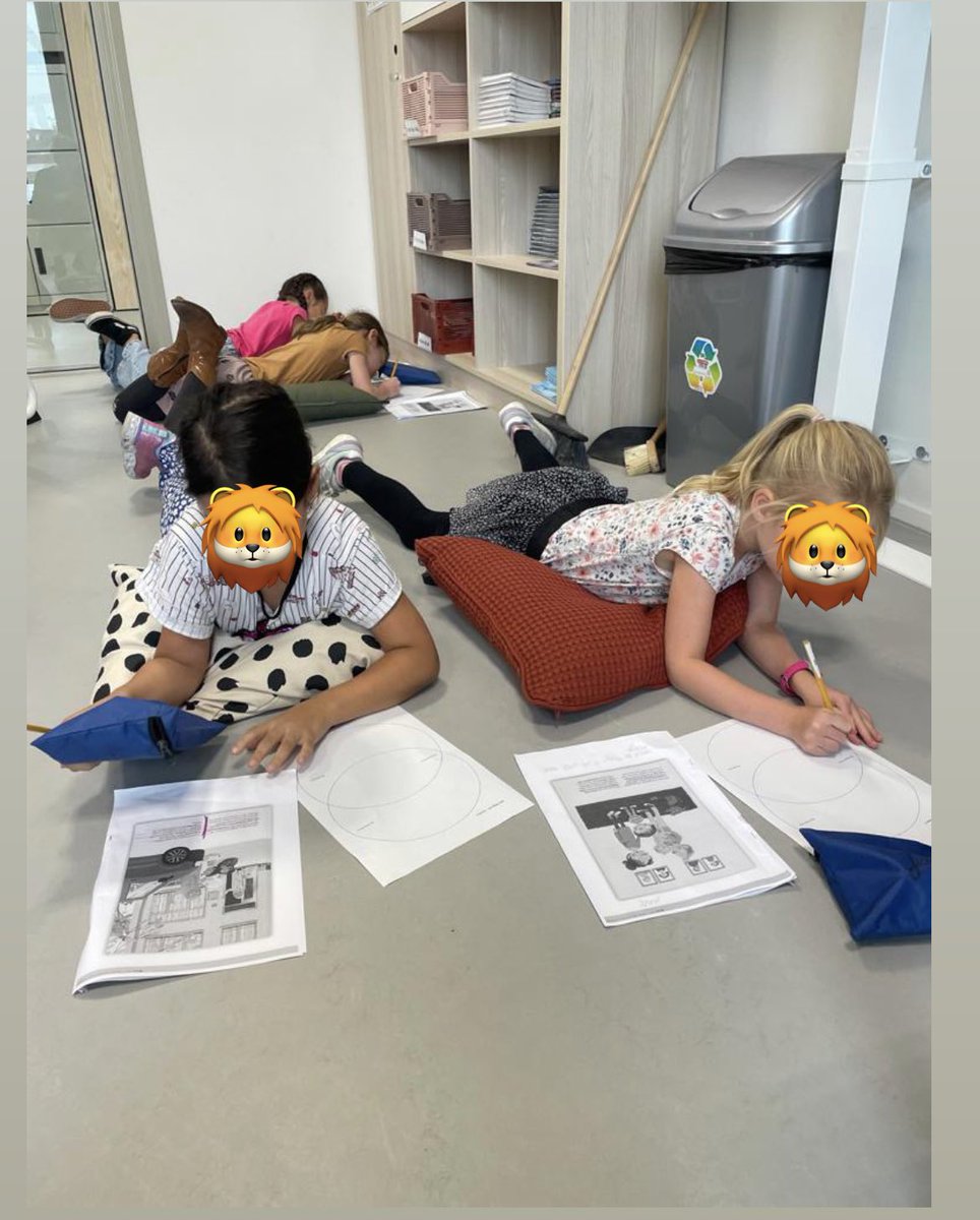 Close (to the floor) reading!
Door een tekst meerdere keren te lezen, komen we steeds meer te weten over de tekst en duiken we er steeds dieper in. Bij één van deze lessen mochten de kinderen zelf kiezen waar ze gingen zitten of liggen! #closereading