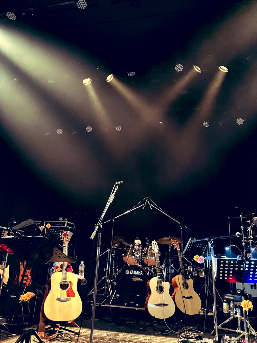 michimihi622's tweet photo. 昨夜はマスジさんの『palette of the sky』リリース記念ライブ🎸
中秋の名月と同じくらいのマスジパワーで皆んなに届けてくれましたー🎤
4年ぶりのcube Gardenでのライブの感動を味わい皆んなの💐花束がpaletteの歌のように輝かせる最高のライブでした🎶
バンド演奏も素敵でした💓
#ebinamasuji https://t.co/r3Wt4bxjey