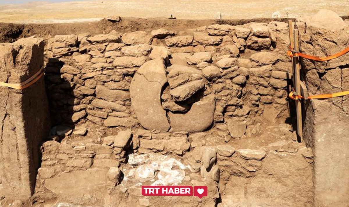 trthaber's tweet photo. Göbeklitepe'de "ilk boyalı heykel" bulundu.

12 bin yıllık geçmişiyle "tarihin sıfır noktası" olarak nitelendirilen Göbeklitepe'de ilk boyalı heykel, Karahantepe'de ise en gerçekçi insan heykellerinden biri bulundu.

https://t.co/v3O5DGAxbi https://t.co/nH4foOdf4M