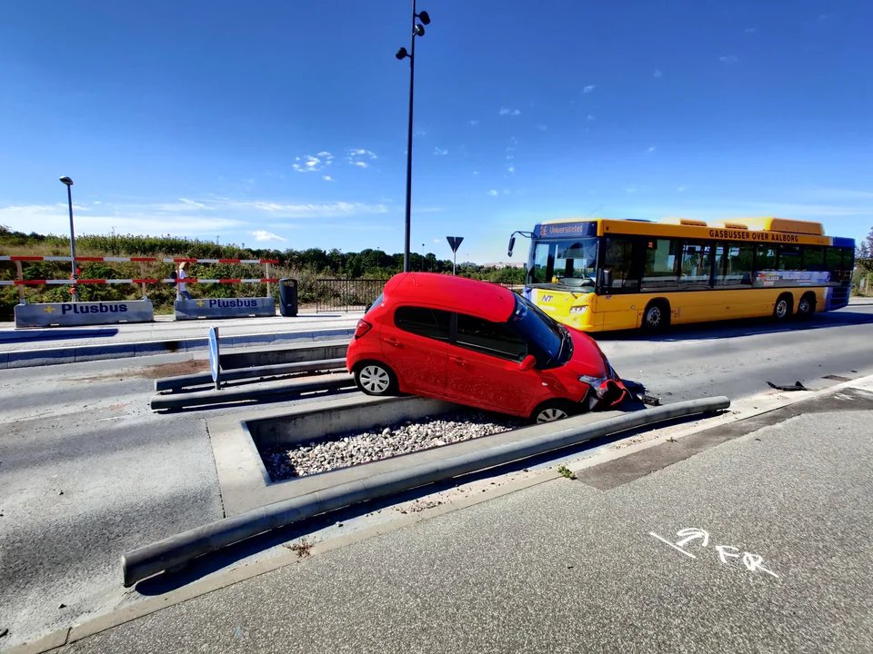 HyderabadMojo's tweet image. @KTRBRS @arvindkumar_ias - Request you to explore the feasibility of dedicated permanent bus lanes on Hyderabad roads starting with the 10 KM radius of the IT corridor.

With the imminent ramp-up in city buses, it's important that they are effectively used. 

We have a decent and