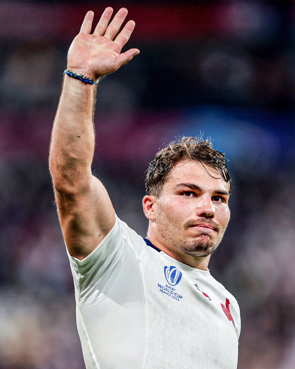 𝗛𝗘. 𝗜𝗦. 𝗕𝗔𝗖𝗞. Antoine Dupont retrouvera le groupe du XV de France dès ce samedi 🇫🇷 #SixNations | #RWC2023