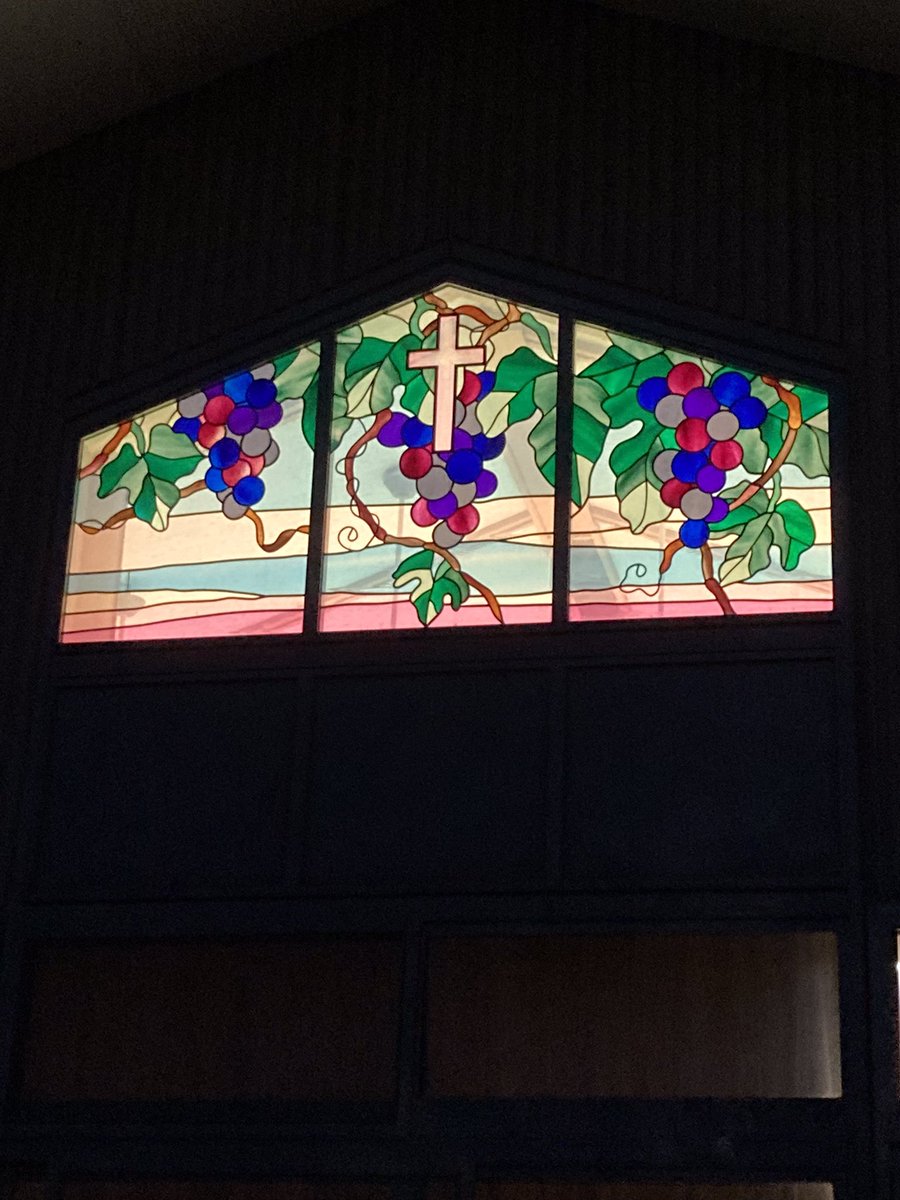 jujinosono's tweet photo. 十字の園のシンボルマークは『ぶどう』です。浜松十字の園の建物には、ぶどうがデザインされたステンドグラスがはめ込まれています。陽が落ちると室内の明かりによってくっきりと浮かび上がって、厳かに感じられます。
#浜松市　#特養　#介護　#ぶどう　#ステンドグラス https://t.co/o8M9ImwAtl