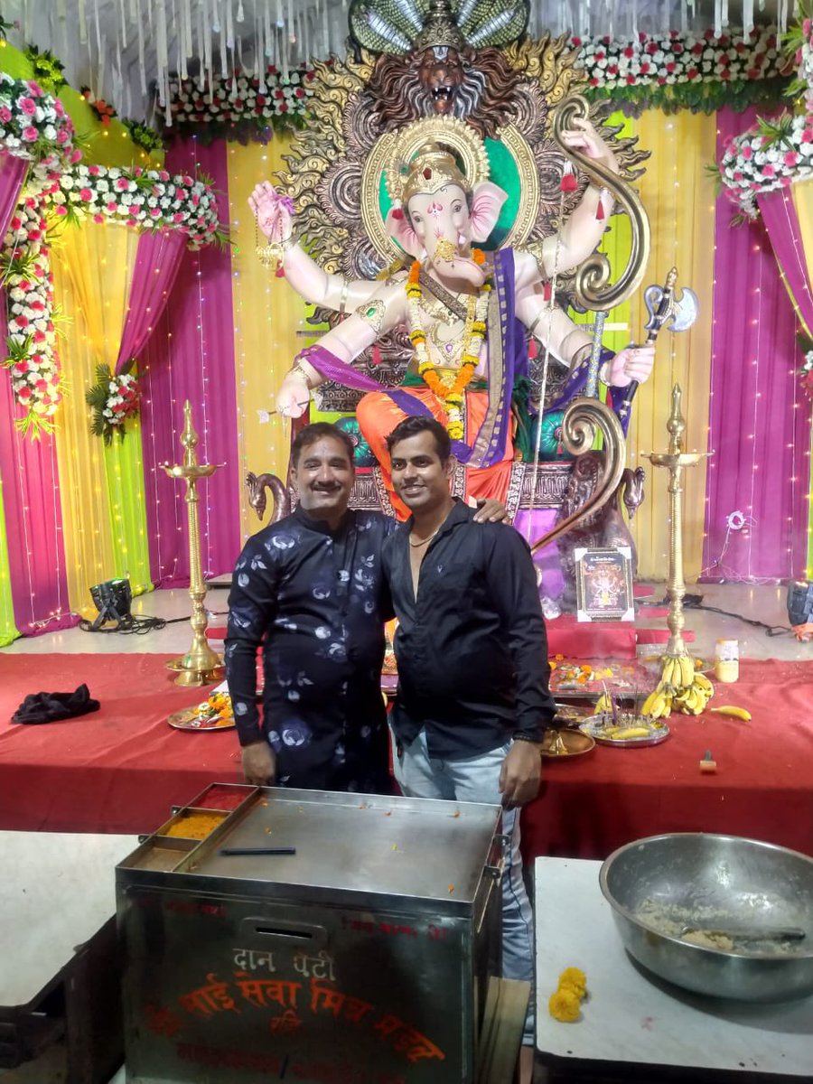 Former Shivsena (UBT)Nagarsevak Haji Halim Khan visited Ganpati mandal to seek the blessing of lord Ganesh🙏