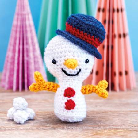 Nothing beats the excitement of the first snowfall of winter. Hannah Cooper’s cute little snowman loves donning his jaunty hat and rushing outside to play with his friends ☃️
.
Download at topcrochetpatterns.com
.
#yarnlover #yarn #knitting #crochet #instacrochet
