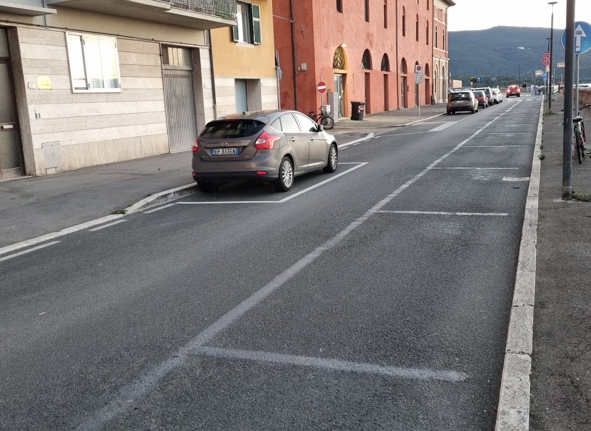 Qualcuno al @comunediorbetello odia#villeggianti e ha ridotto a un #decimo i #posteggi sul #lungolago di #ponente spostandoli a #sinis sarà lo stesso che in paese ha messo #easypark e ai #parcheggi in #feniglia no  @prolocolagunare  <a href="/ComuneOrbetello/">Comune Di Orbetello</a> <a href="/prolocorbetello/">Pro Loco Orbetello</a> <a href="/qn_lanazione/">La Nazione</a>