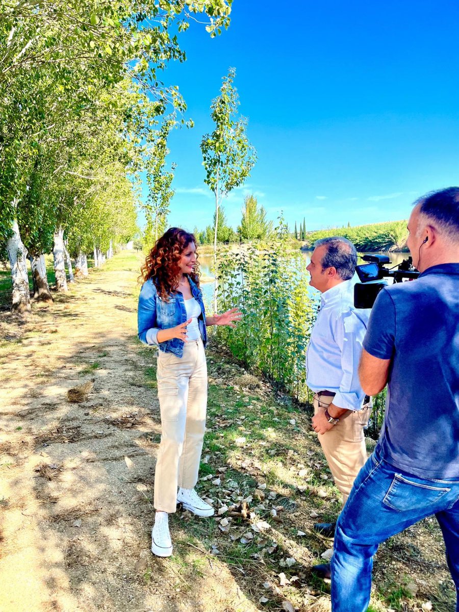 CMM_es's tweet photo. Hoy en #ElCuentakilómetros 👣 visitamos la finca de La Pontezuela en Los Navalmorales (Toledo) para conocer el secreto de tanto sabor. Y hacemos parada en Alcázar de San Juan (Ciudad Real). https://t.co/1tMNILb6m8