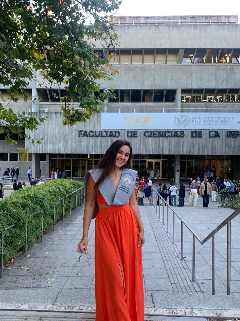 constanzavpaura's tweet photo. Hoy cumplo un año como graduada en Periodismo. 

No sé si es el oficio más bonito del mundo, pero sí sé que no podría haber un oficio en el mundo que me llenase más que este. ❤️🗞 https://t.co/96SdglKNxS