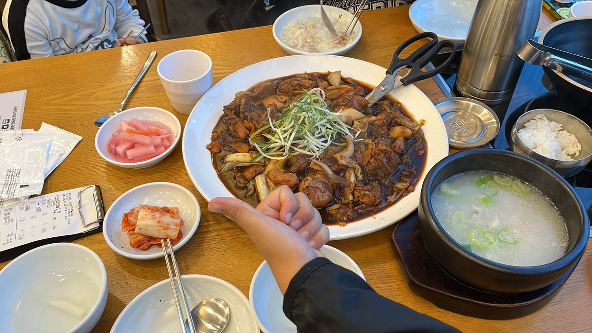 Kithalger's tweet image. 사당역 영풍문고 들렀다가 오랜만에 찜닭 먹으러 왔음! #홍수계찜닭 #방배동맛집 #치즈찜닭 #삼계탕맛집 #파스텔시티맛집