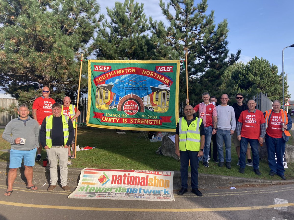 Solidarity with #ASLEFstrike @ASLEFunion 
#SupportRailWorkers 
#NationaliseTheRailways 
#RightToStrike 
#RailStrike
#Southampton 
@NSSN_AntiCuts