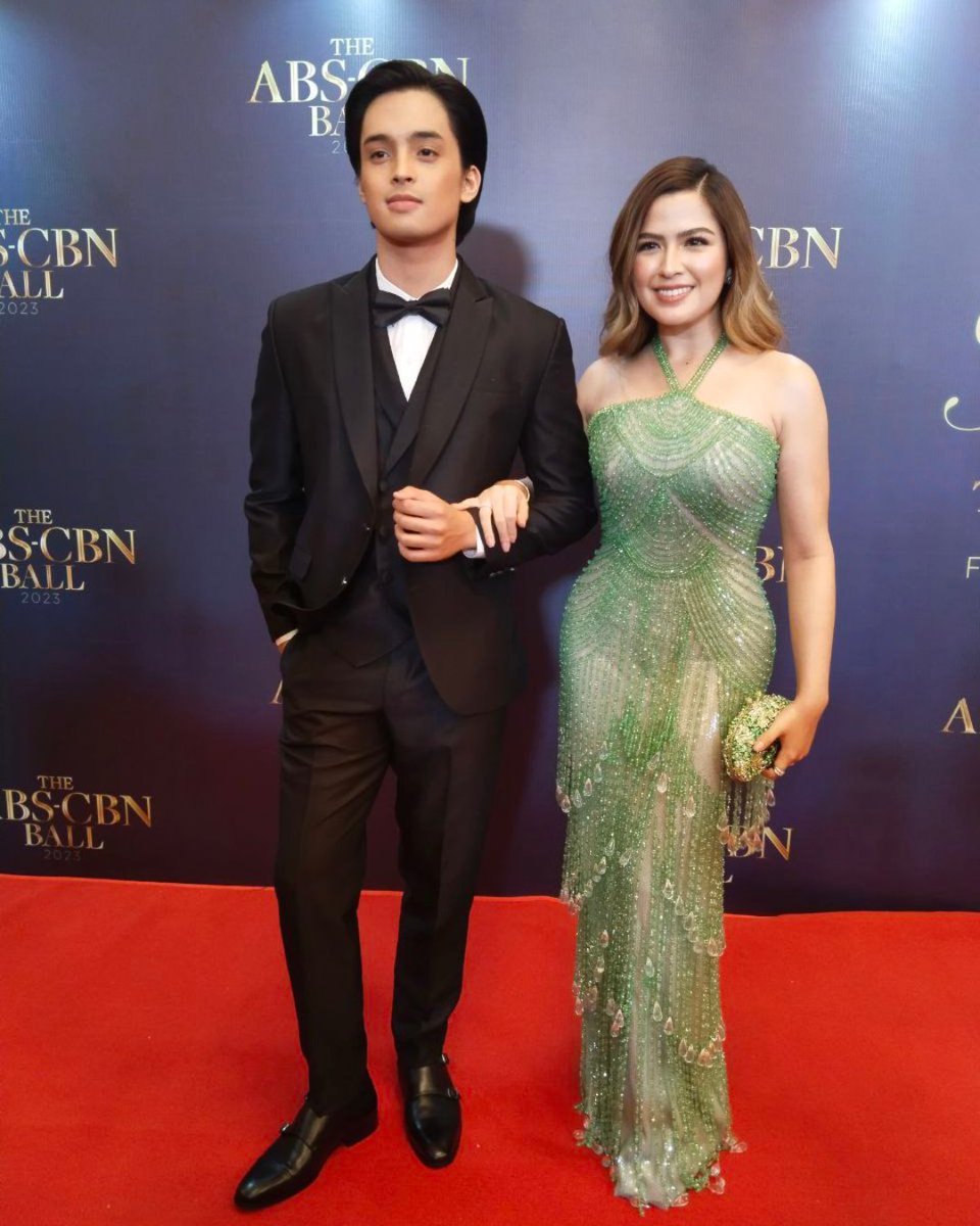 philstarlife's tweet photo. We're green with envy with these looks from the #ABSCBNBall2023! READ: https://t.co/LvdDkmsGNm

#KdLex #ABSCBNBallRedCarpet2023 https://t.co/HyNboJozSD