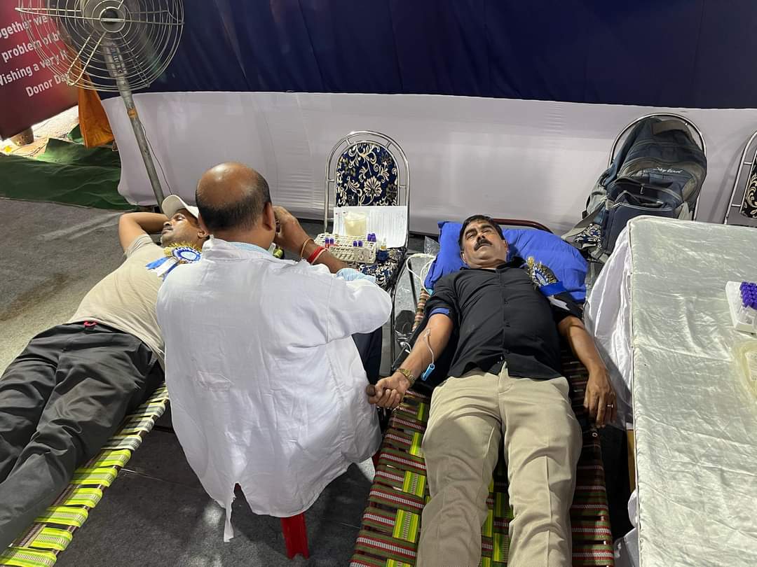 ShahbazAitc's tweet photo. Today attended at the Voluntary Blood Donation Camp #UTSARGA, A Community Policing Wing Programme by Ultadanga Police Station 🙏🙏
Salute to @KolkataPolice ❤️ 😇
#blooddonation #BloodDonationCamp
#UKTMYC https://t.co/Wjsg9VyUaO