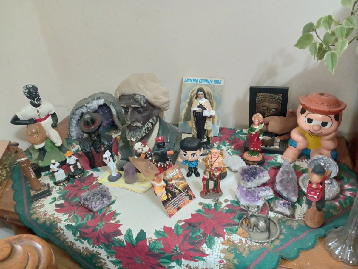 francis_castle's tweet photo. não e o altar do meu pai que parece ter saído direto do caotize-se https://t.co/ZcSDBlReL2