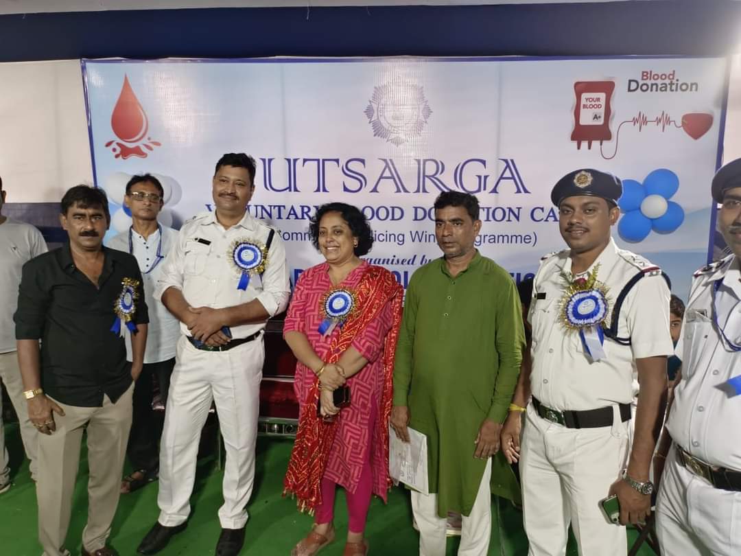 ShahbazAitc's tweet photo. Today attended at the Voluntary Blood Donation Camp #UTSARGA, A Community Policing Wing Programme by Ultadanga Police Station 🙏🙏
Salute to @KolkataPolice ❤️ 😇
#blooddonation #BloodDonationCamp
#UKTMYC https://t.co/Wjsg9VyUaO