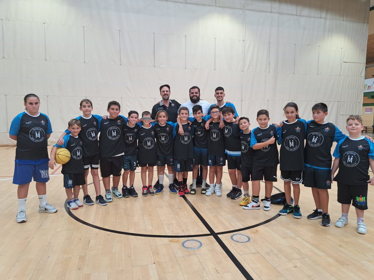 CBCIMBIS's tweet photo. Ayer nuestros minis, recibieron por parte de Enmanuel Matamalas, Director de las Academias Matenglish, sus camisetas para esta temporada 2023/2024.
Muchísimas gracias a Enmanuel por el apoyo siempre a nuestros deportistas.
#MatEnglish #Academias #Ingles #Formación #Seguimos https://t.co/vJoLOEEXZw