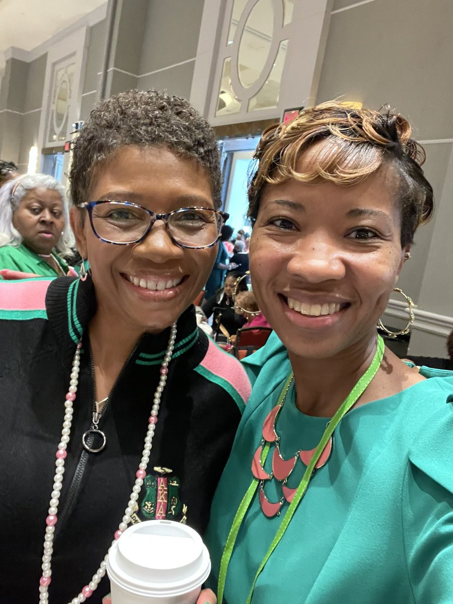 SharelleStagg's tweet image. Learning &amp;amp; serving with my AKA sorority sisters of Cluster 1 &amp;amp; saw this familiar face among the sea of pink &amp;amp; green! Dr. Gillens has been an incredible support as I continue the legacy of servant leadership &amp;amp; love at @Magnolia_PGCPS! #AKAEducators