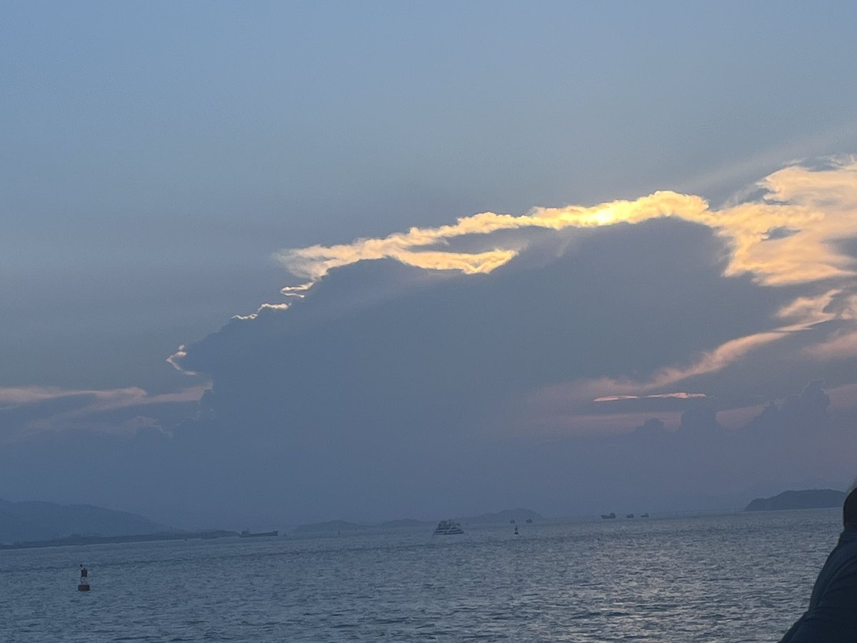 Jerry67822249's tweet photo. 昨天中秋，今天喜提玉兔雲朵。
和朋友相聚，內心善意的人總是值得深交，因為看到遠遠的路人丟了錢，他特意走過去提醒；知道滴滴司機頭探甲，趕時間想插���，特意給讓路。
小碎事都被我看在眼裡，原來善意它是藏不住的，只需要你去多觀察並珍惜它 https://t.co/yaUfIcm4LV