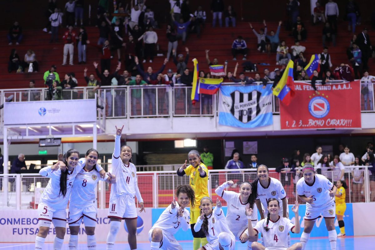 Venezuela se medirá ante las locales de la Copa América Futsal Femenina por el gran pase a la final Datos: Argentina clasificó invicta con 20 goles a favor y 1 solo en contra Venezuela con 3 victorias,1 derrota,14 goles a favor y 13 en contra ⏱️ 7:30 PM 🇻🇪 📺 Meridiano TV