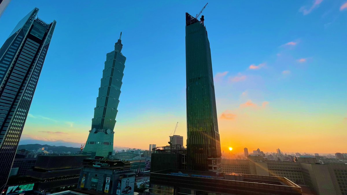 fullstackpanic's tweet image. Nice Saturday dinner view of Taipei 101 and the Xinyi District at sunset.