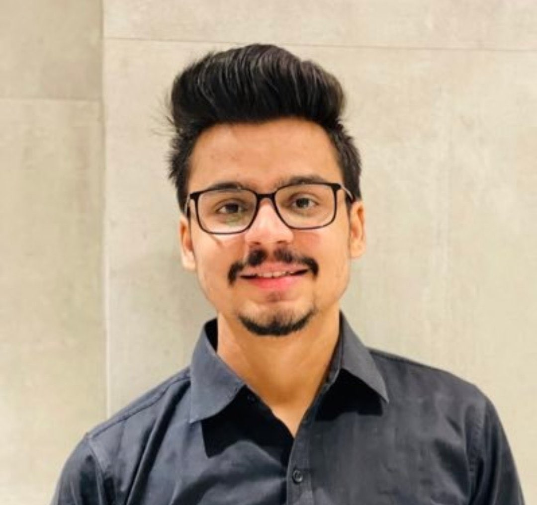 Do you remember this man?

He is Ravi Sutanjani, Fintech expert.

He used to praise BJP and Modi on his 𝕏 account to get acknowledged from bhakts.

He was rewarded for it, he met many BJP leaders, PM Modi followed him, Piyush Goyal invited him for dinner.

He used to say that he