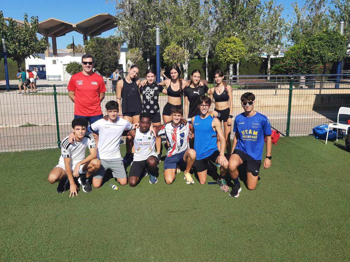 Este viernes y sábado hemos estado preparando en el CAR de Los Narejos y en el polideportivo municipal de San Javier el relevo 4x100 y 4x300 para el Cto. España de federaciones autonómicas sub16 que se celebra la semana que viene en Gijón (Asturias)
Siempre sumando 💪🏻💪🏻😊😊