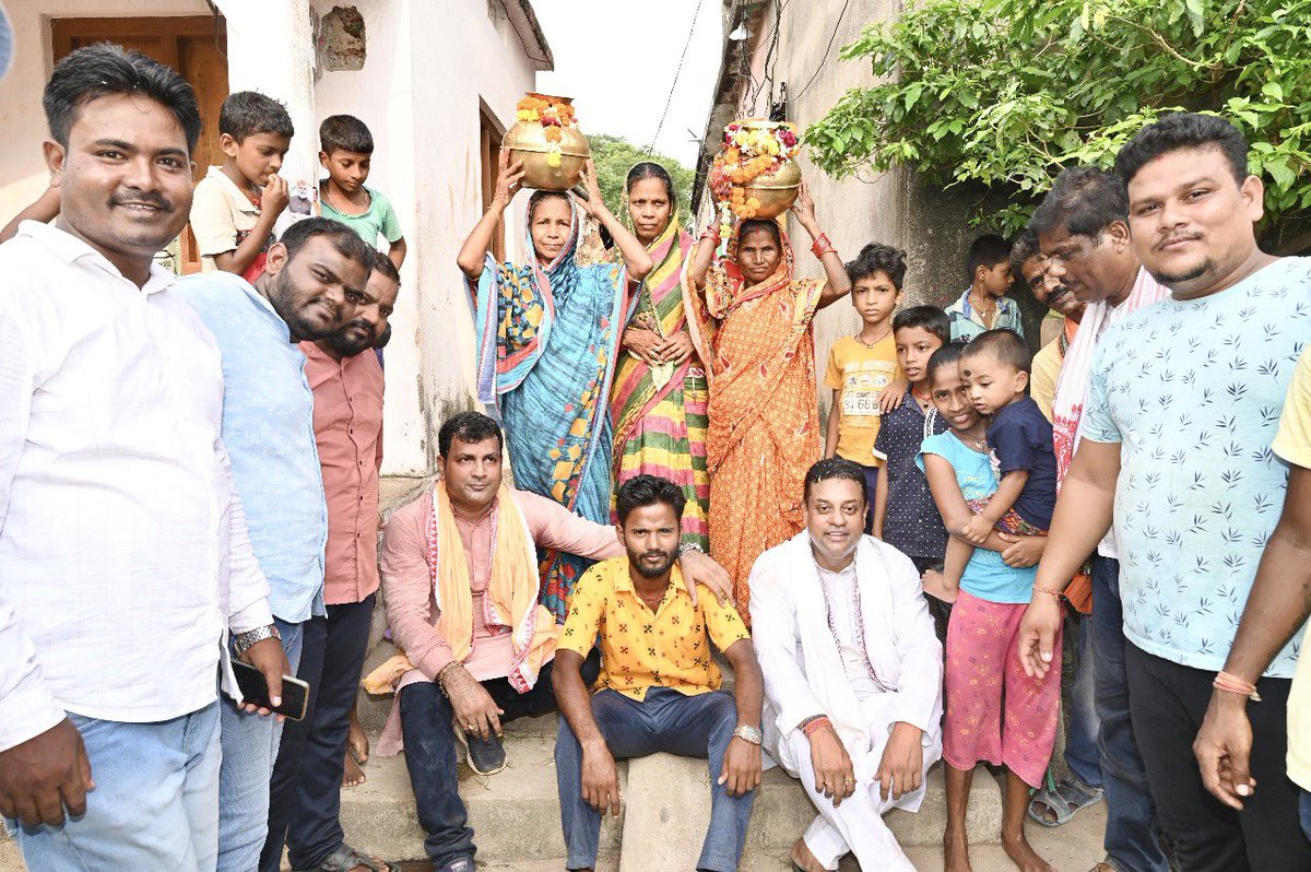 sambitswaraj's tweet photo. माटी को नमन, वीरों का वंदन।

पुरी लोकसभा क्षेत्र के अन्तर्गत सत्यवादी विधानसभा क्षेत्र सुकल ग्राम पंचायत के मार्कण्डपड़ा गांव में ‘मेरी माटी, मेरा देश’ अभियान के तहत घर-घर जाकर अमृत कलश में मिट्टी संग्रहित किया।

#MeriMaatiMeraDesh https://t.co/UgADGUoio6