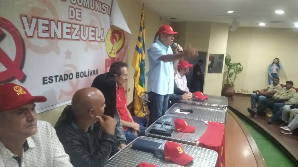 Canta el Gallo Rojo en Bolívar Durante la instalación de los camaradas en la nueva responsabilidad, nos honró la visita de Ángel Marcano, Gobernador del estado, y consecuente trabajador y militante revolucionario, quien fue líder del frente Constituyente de Trabajadores