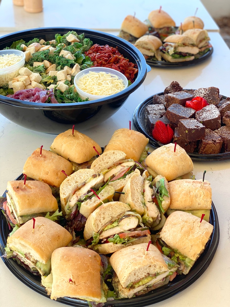 eatbellagreen's tweet photo. Want to be the favorite at the office? Order bellagreen catering &amp; accommodate everyone no matter what they are craving!
Gluten-free, Dairy-free, Vegetarian, Pescatarian, Carnivore we can cover it.
Order catering online at https://t.co/RxLEJEudXH!⁠ https://t.co/Ljy7RYAu26