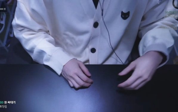 oversleep_copy's tweet photo. 《가디건 정보입니다》
지제로 카라 디테처블 가디건 크림
.
.
.
.
#싸이코드 #psycord #늦잠 #가디건정보
((옷정보 다른거 올려서 올바른 옷정보로 재업합니다 죄송합니다)) https://t.co/ZY3P5x1MlE