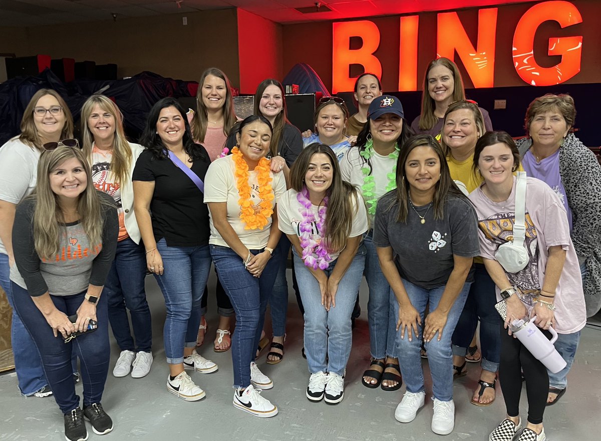 mon_lev's tweet photo. HRE at Dan’s Paradise Bingo—super fun!! A great way to end a super busy first full month of school! Great turnout for our first Sunshine Committee outing!! 🧡💙🧡#StartARipple #LPLegacy https://t.co/dG80PdveOZ