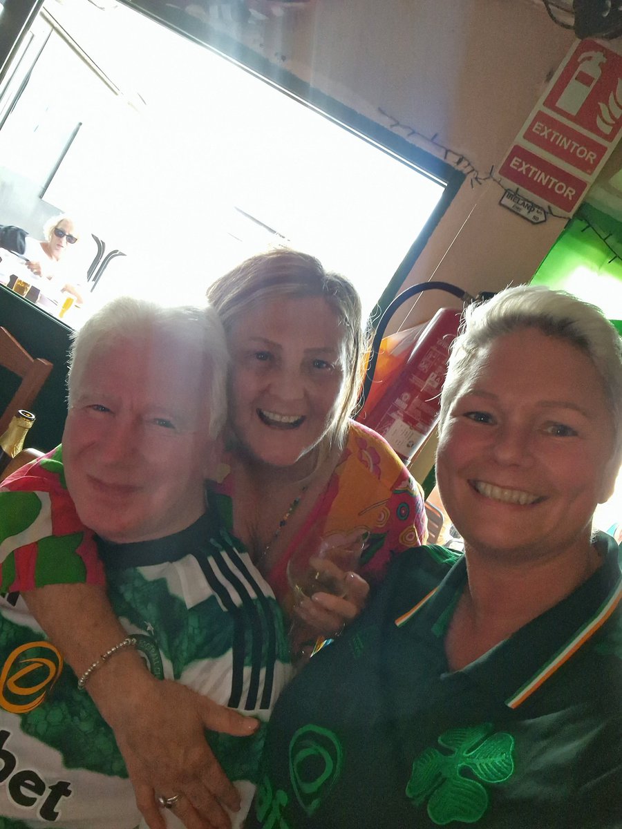 coylson's tweet image. Carlsberg don't do Saturdays in Corralejo...but if they did,  you'd meet Jinky's daughter, the jockey of Red Rum and Grace Plunckett's great cousin all in the same pub while Celtic grind out a win to go 7 points clear! #CelticFC #redrum #Corralejo #jinky #Saturday