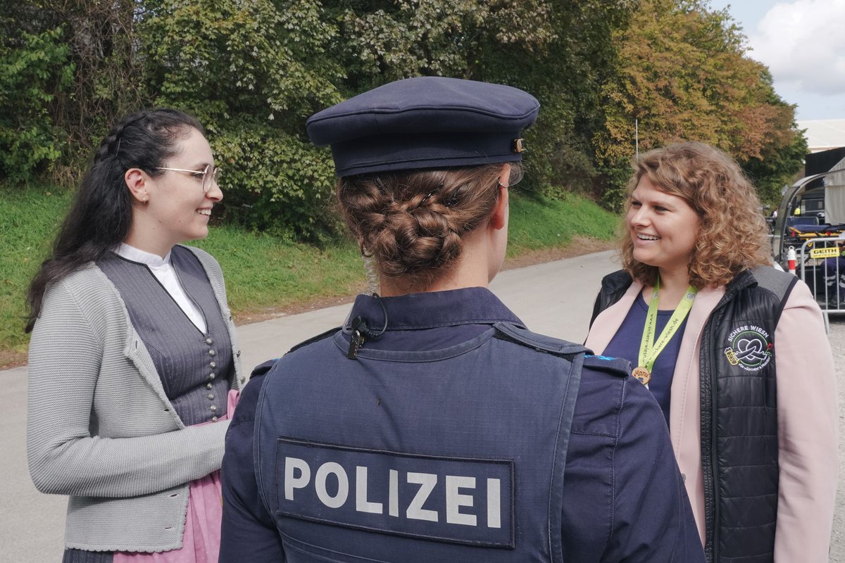PolizeiMuenchen's tweet photo. Kennt ihr schon den Safe Space hinter dem Schottenhamel Festzelt? 
Frauen &amp; Mädchen können sich dort an die Mitarbeiterinnen wenden, egal ob sie sich in einer Notlage befinden oder einfach Unterstützung brauchen. 

Wo: Beim Eingang "Erste Hilfe"

#Wiesnwache https://t.co/LdTjSYM2Qv