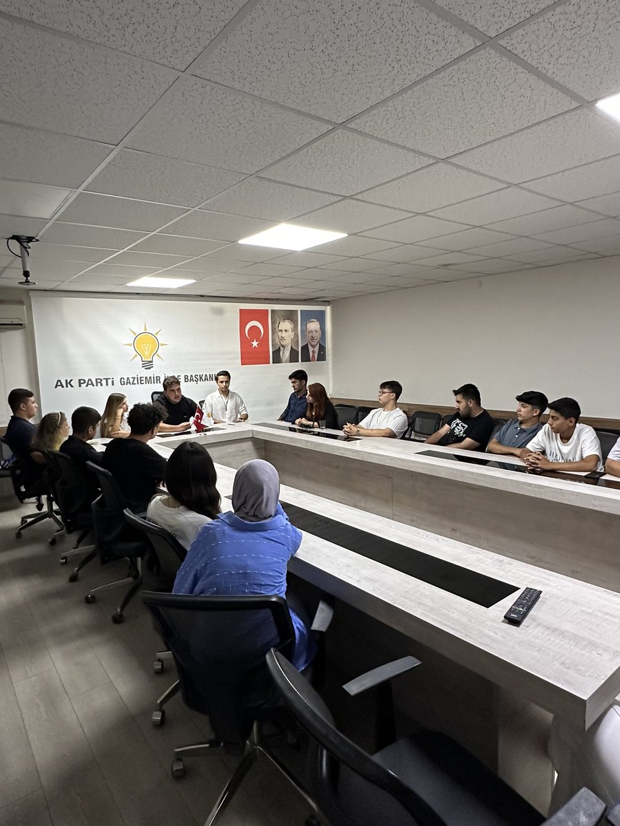 YeniSecmenIzmir's tweet photo. İl Yeni Seçmen Başkanımız Yiğit Küçükali’nin riyasetinde Gaziemir Yeni Seçmen Yürütme Kurulu toplantısını gerçekleştirdik. https://t.co/myjjQfOuHk