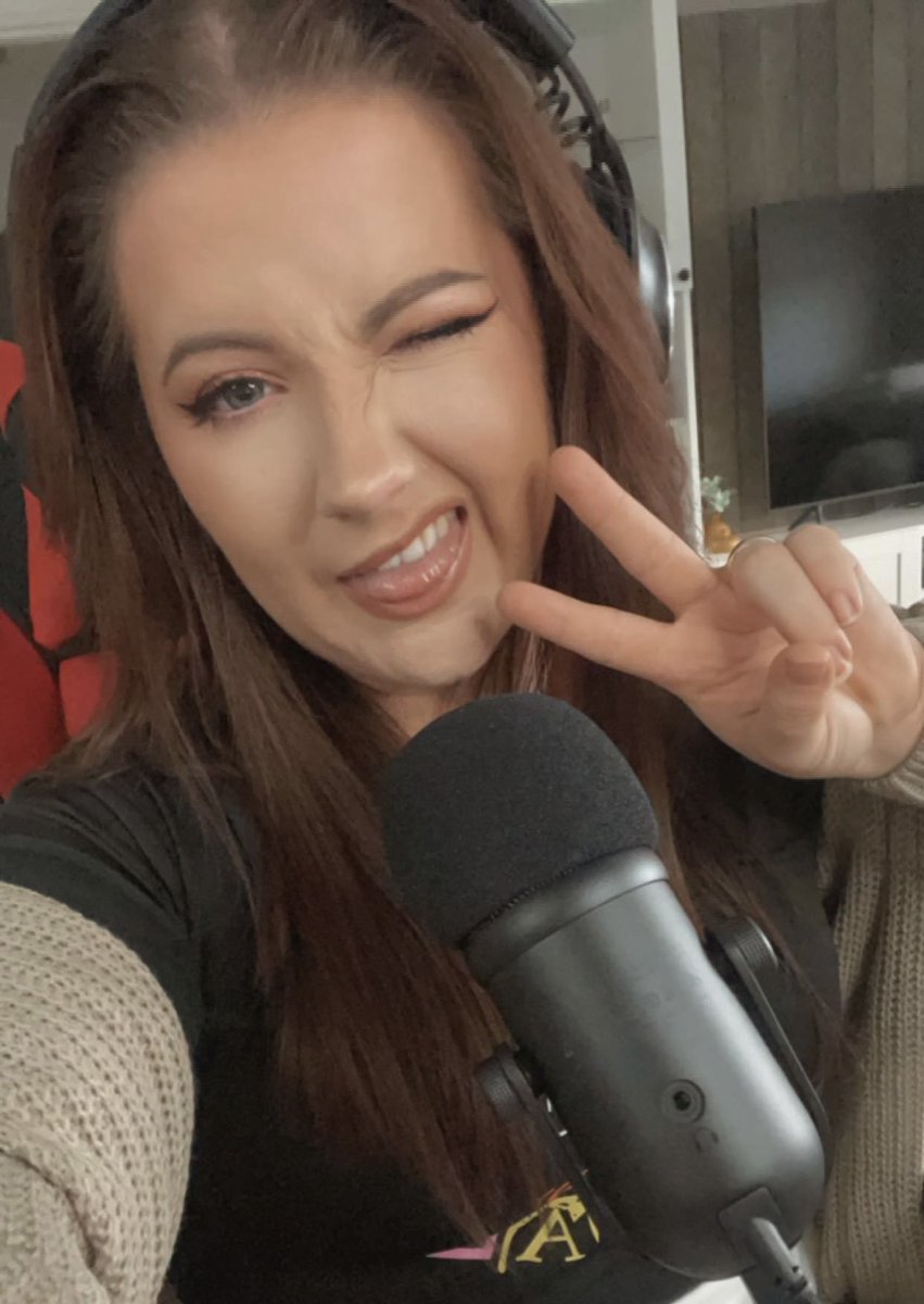 I’m live for the first time in forever! Come hang and chat or maybe just chill 🥳😍 

twitch.tv/tipziiee
