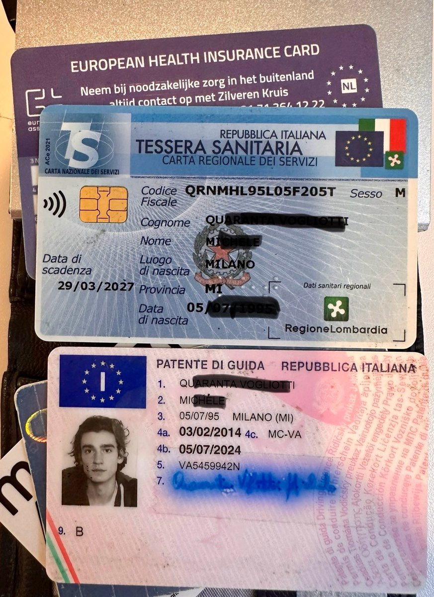 Kracht van X (aka Twitter) weer eens testen. Veel pasjes gevonden op de brug bij de apotheek. Herkent iemand deze Italiaanse jongeman die vast zijn pasje terug wil hebben. RT = fijn!
NB. Waarschijnlijk gerold en alleen contant geld er uit gehaald?