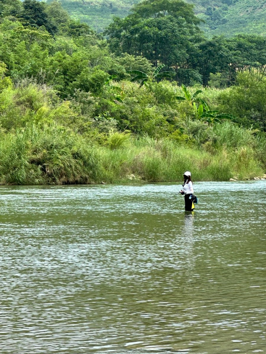 Today, I went fishing on my day off. Fishing is my hobby. I can enjoy the fresh air and the quietness of fishing. It relieves my stress☺️📷 🤗
