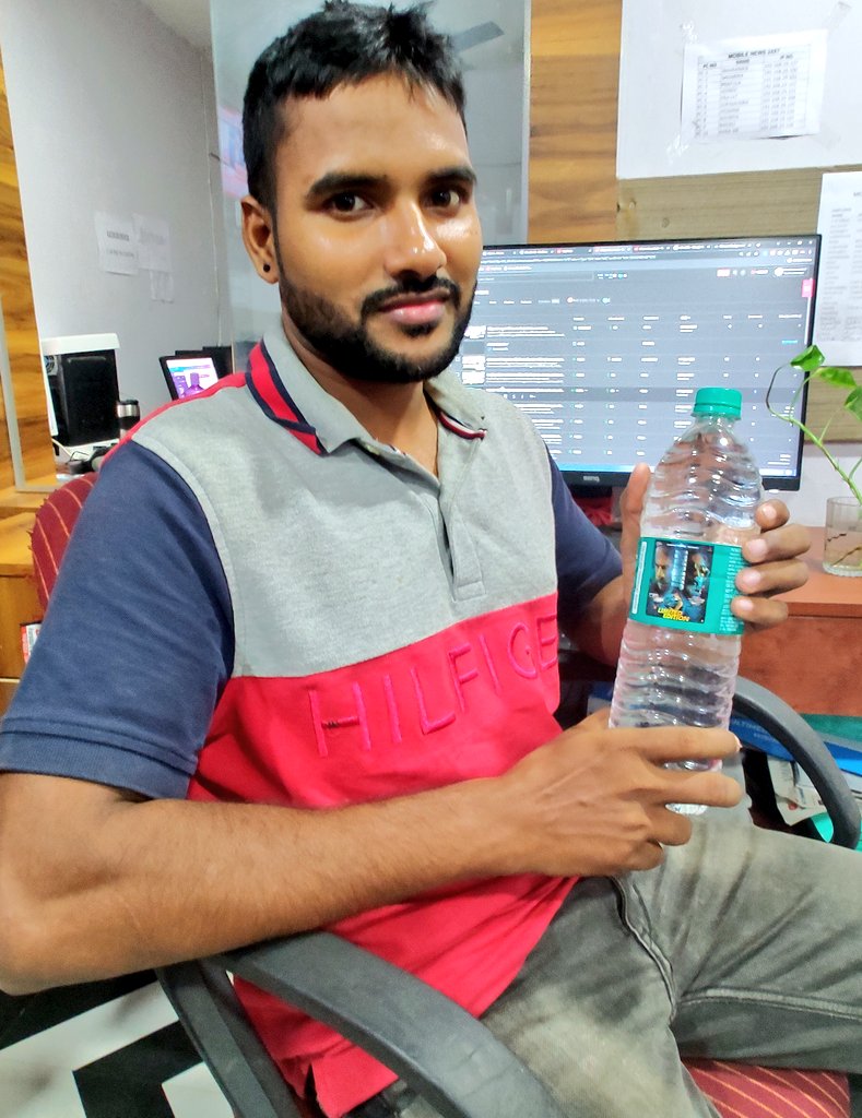 imDParida's tweet photo. Bisleri mein bhi Jawan 🫢💖.. now I will definitely drink 6 liters of water in a day🥰🫗 @iamsrk 👑 one word for this..
#jawanfever #srkian #Happiness #officesurprise #AskSRK #JawanCreatesHistory #Jawan https://t.co/5gCBXqoZjv