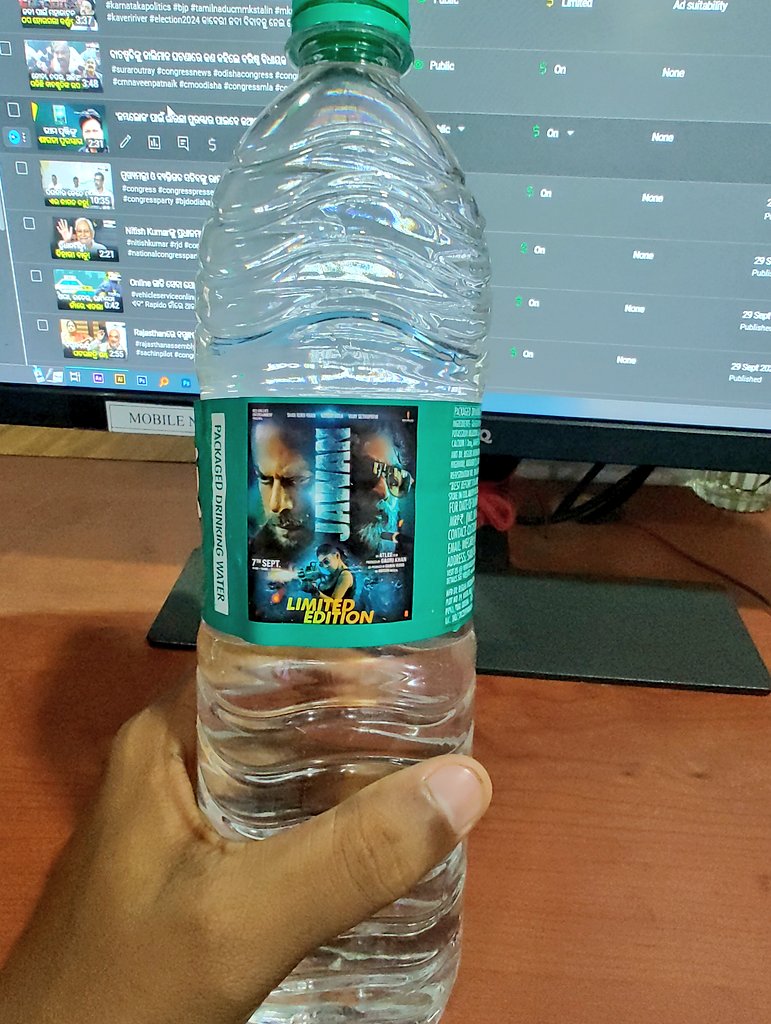 imDParida's tweet photo. Bisleri mein bhi Jawan 🫢💖.. now I will definitely drink 6 liters of water in a day🥰🫗 @iamsrk 👑 one word for this..
#jawanfever #srkian #Happiness #officesurprise #AskSRK #JawanCreatesHistory #Jawan https://t.co/5gCBXqoZjv