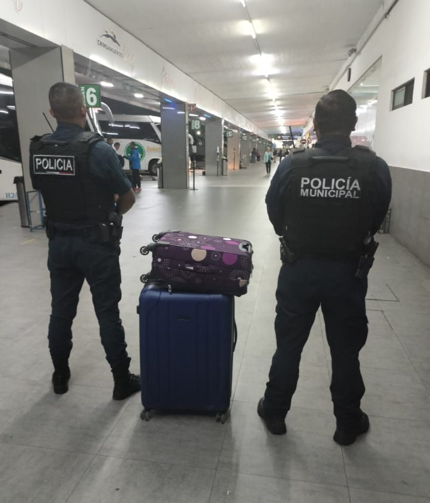 BalaceraGDL's tweet photo. Policías de Tlaquepaque, aseguraron dos maletas repletas con 34 kilogramos de marihuana en su interior, en la Nueva Central Camionera a una joven de 23 años, quien dijo ser la propietaria de las maletas, quedó detenida. Tenía como destino la Ciudad de México. https://t.co/0OPSQSg68F