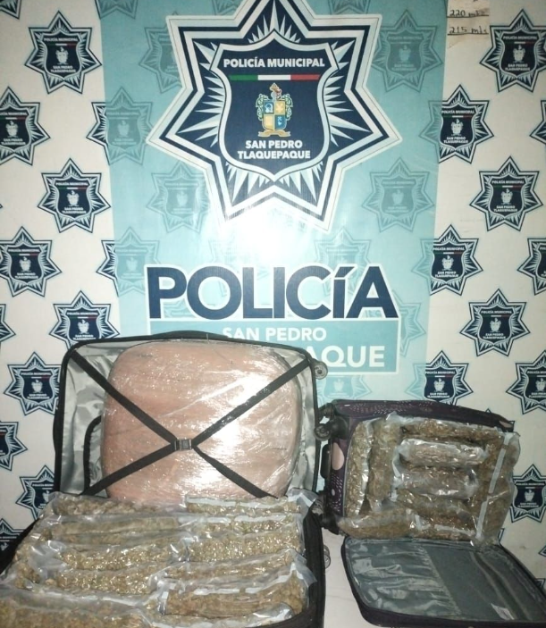 BalaceraGDL's tweet photo. Policías de Tlaquepaque, aseguraron dos maletas repletas con 34 kilogramos de marihuana en su interior, en la Nueva Central Camionera a una joven de 23 años, quien dijo ser la propietaria de las maletas, quedó detenida. Tenía como destino la Ciudad de México. https://t.co/0OPSQSg68F