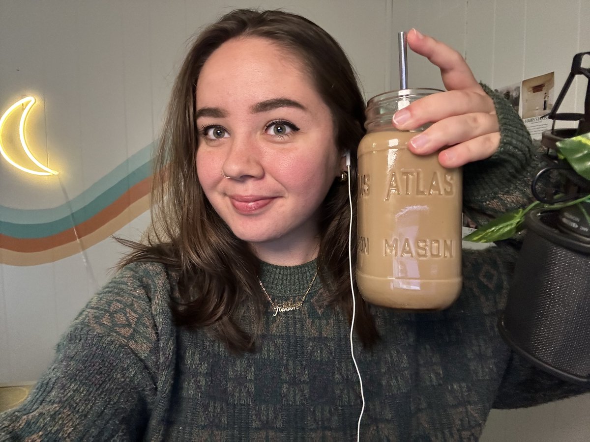 me n my giant cup of coffee are playing <a href="/DisneyDLV/">Disney Dreamlight Valley</a> 🐭👑

twitch.tv/kateraed