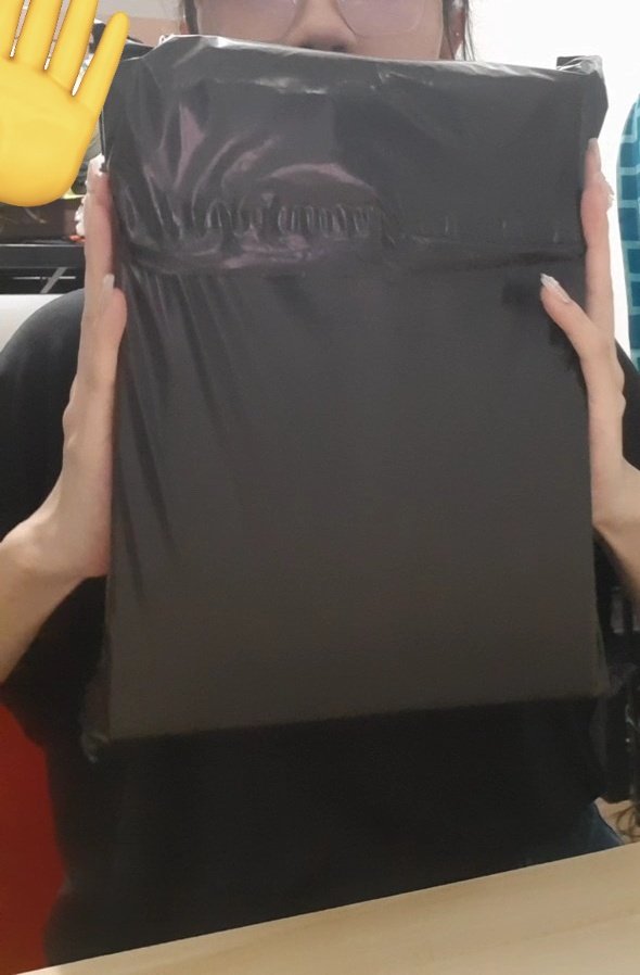 dymails's tweet photo. @HeidzTreasure Nabasa ko~ ito na lang yung proof na talagang nagkita tayo today ate. Hawak ko ang mahiwagang black packaging mo ㅋㅋㅋㅋㅋㅋ Dalang-dala sa kwento yan? Walang napicturean kahit ano 😭 https://t.co/XCvyXNz1fB