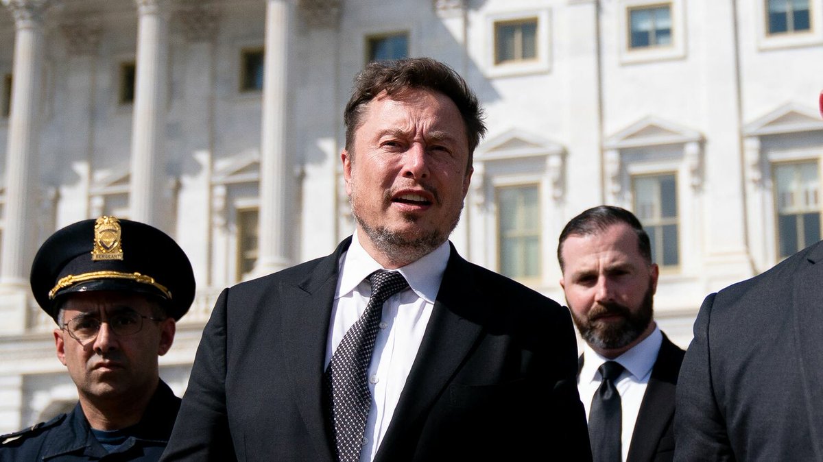 franceinfo's tweet photo. Méditerranée : Elon Musk critique le soutien de l'Allemagne à des ONG secourant des migrants
➡️ https://t.co/MdMxcIzSfA https://t.co/GUaE2t6IrF