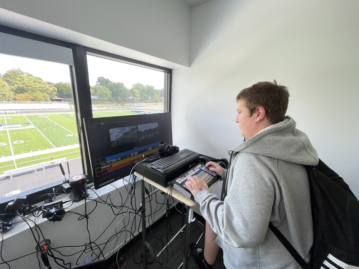 coachw25's tweet photo. Eagleton Broadcasting crew doing a great job last night..this is how it is done!What a great place to be able to call home..#oneeagleton @BC_Schools @ECCARoyals @rivalrythursday @eccaathletics @5StarPreps https://t.co/bVMNG4vxCx
