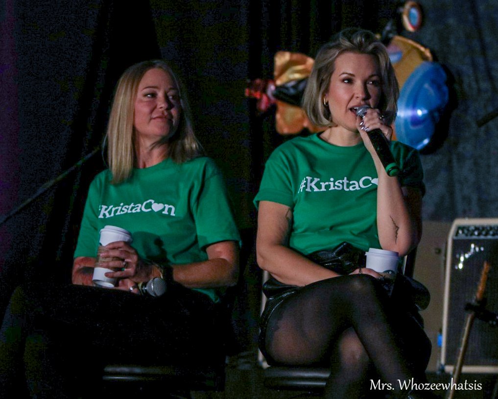 I have better shots of both of these lovely ladies by themselves, but this is the best shot I've managed to get of them together. The caffeine has hit for them, less for me. 🤣
#SPNDC #CreationDC #supernatural #kimrhodes #jodymills #brianabuckmaster #donnahanscum