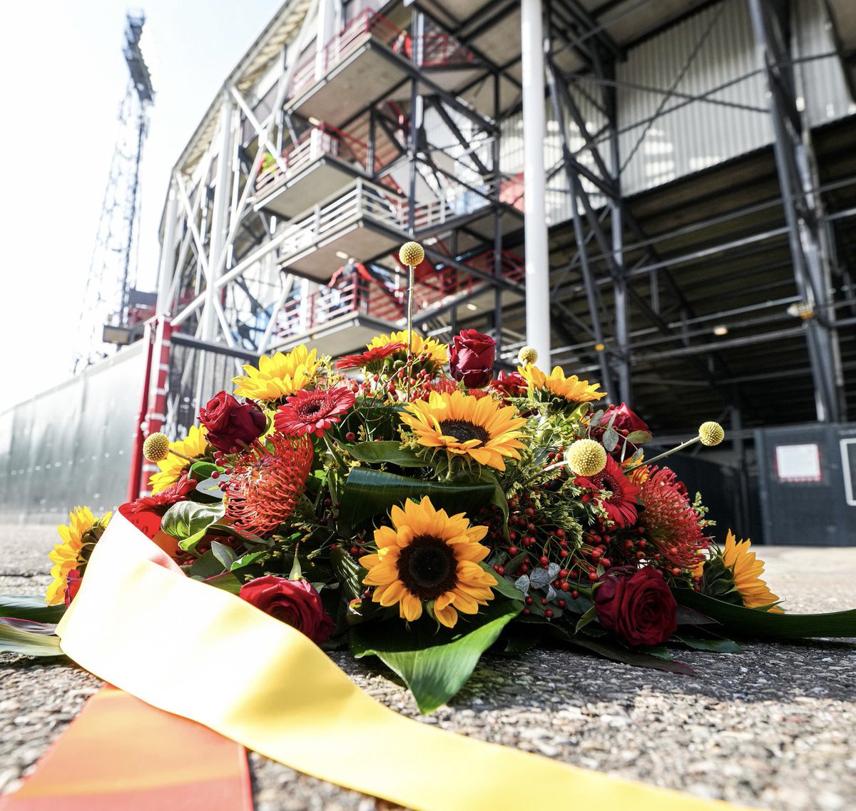 Feyenoord's tweet photo. Bloemen vanuit Deventer vanwege het drama van deze week in Rotterdam.

Bedankt @GAEagles &amp; supporters. 🙏 https://t.co/4K77iI3rCZ