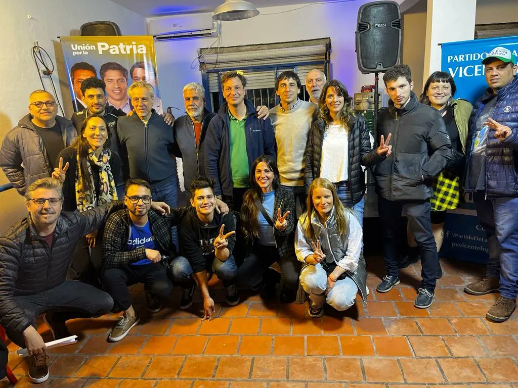 lucasboyanovsky's tweet photo. 🗣️En el marco del Ciclo de Capacitación y Formación Política del Partido de la Victoria de Vicente López acompañamos a @BrunoPandolfo y Esteban San Pedro en la charla de apertura a cargo de Roberto Feletti acerca de "Coyuntura económica y los desafíos que se vienen".

Los espacios de formación son claves e indispensables para seguir profundizando nuestra tarea Militante cotidiana y así garantizar una ciudadanía consciente de su historia y sus derechos.

¡Muchas gracias Bruno por la invitación!