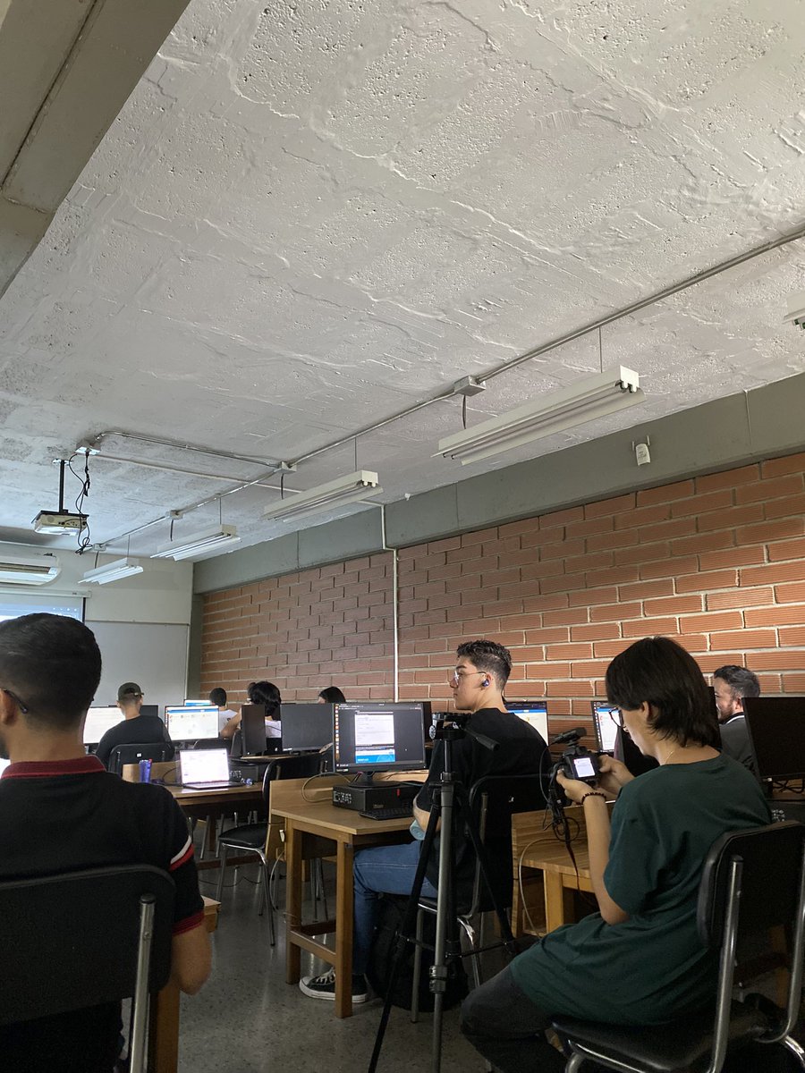 Web_3foru's tweet photo. Así transcurrió el Workshop sobre Pipelines with spark and Databrics con el speaker de este mes Julián Arango con los estudiantes de la #UdeA en nuestro espacio 💚🩵

Muchas gracias a @somosantivirus y a @DsistemasUdeA por hacer esto posible 🙈🥳🎉 https://t.co/H8dd2untOi