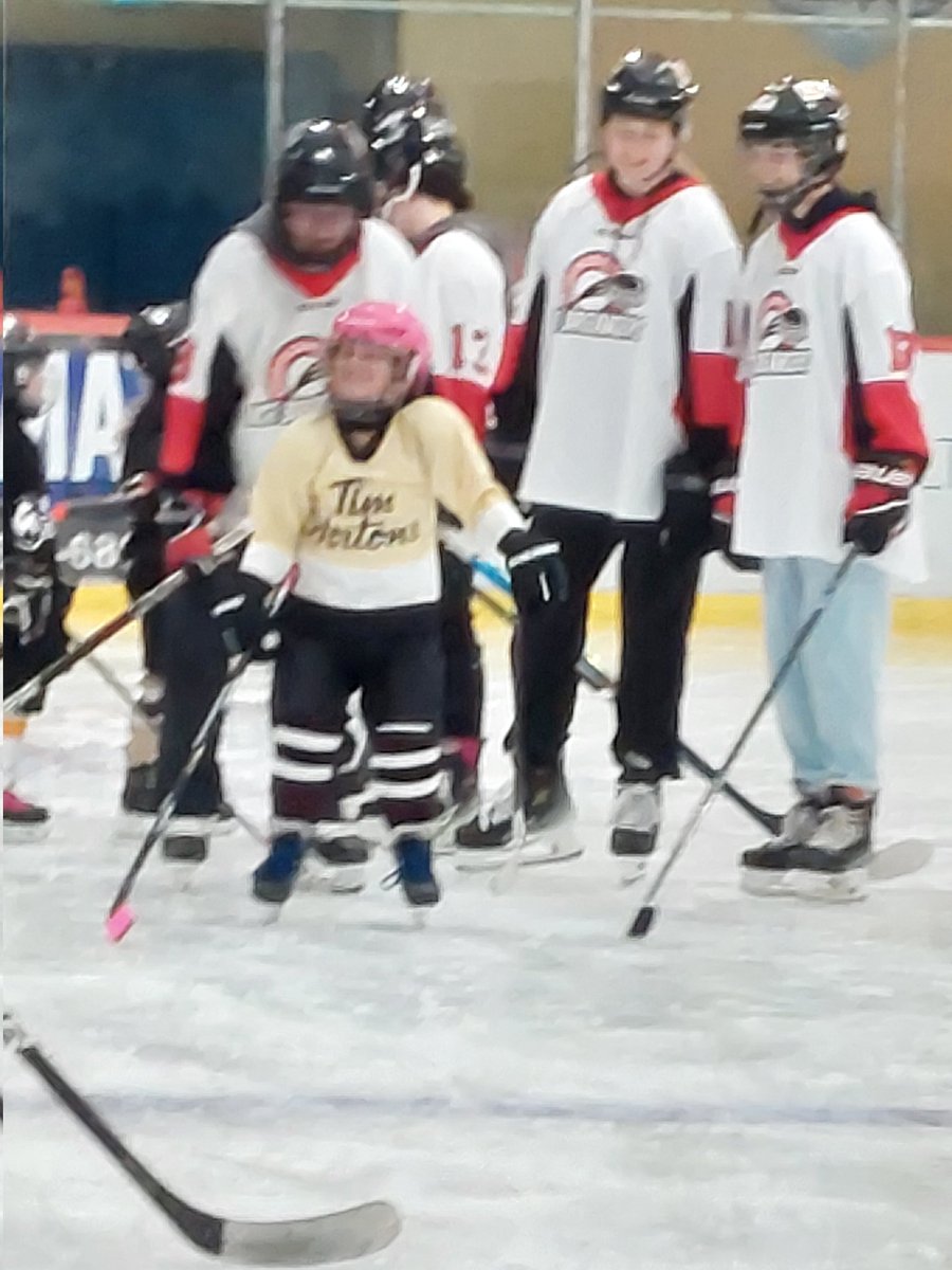 AAAU18EIB's tweet photo. We are proud to be on the ice assisting these young girls as they get introduced to hockey. #NeverForgetWhereYouComeFrom #EveryExpertWasOnceABeginner https://t.co/fz2wF3uROR