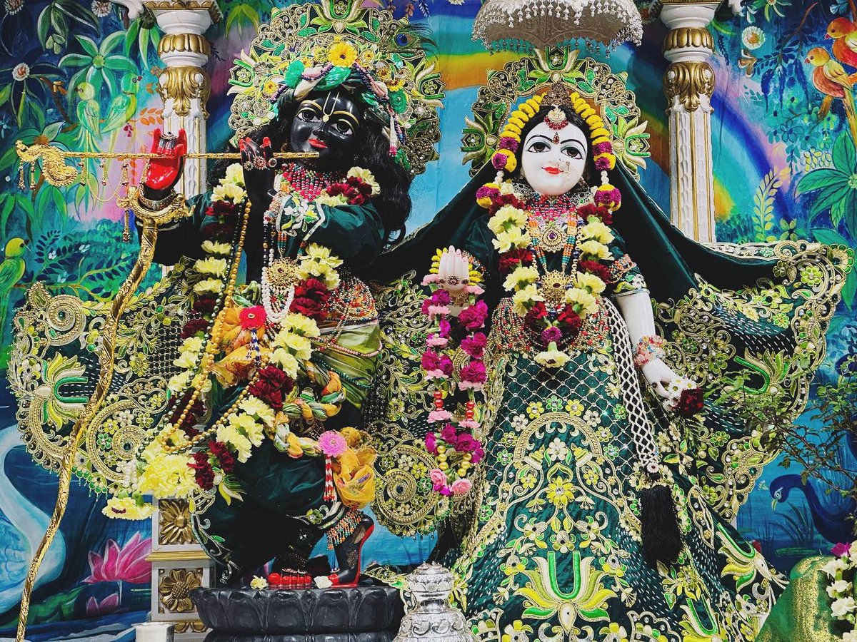 ihfboston's tweet photo. Sri Sri Radha Damodara, Sri Sri Gaura Nitai and Srila Prabhupada Darshan. 

#radha #sriradhe #vrindavan #krishna #haribol #festival #ihfboston #darshan #beautiful 
#gauranitai #nitai #gaura #damodara #rdmandir #shrewsbury #iskcon #prabhupada #boston https://t.co/V6FrBmosfI