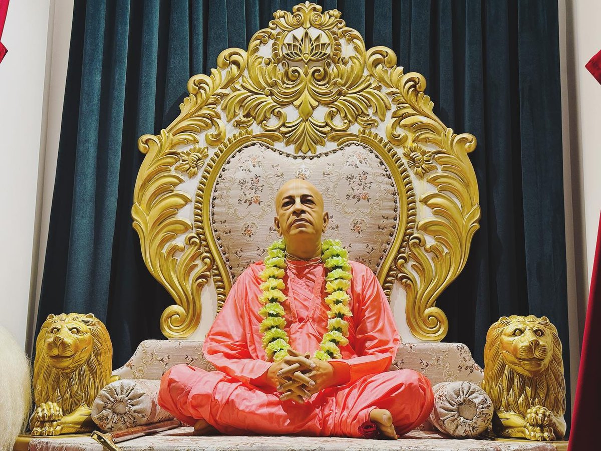ihfboston's tweet photo. Sri Sri Radha Damodara, Sri Sri Gaura Nitai and Srila Prabhupada Darshan. 

#radha #sriradhe #vrindavan #krishna #haribol #festival #ihfboston #darshan #beautiful 
#gauranitai #nitai #gaura #damodara #rdmandir #shrewsbury #iskcon #prabhupada #boston https://t.co/V6FrBmosfI